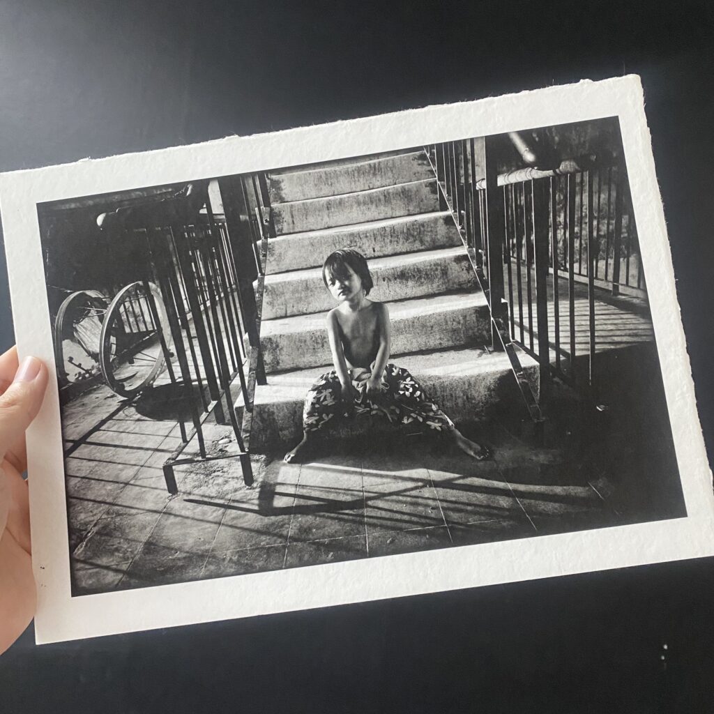 epson-p703-bw-fine-art-print-emotional-child-stairs งานพิมพ์ภาพขาวดำบนกระดาษ Fine Art ด้วยเครื่องพิมพ์ P703 โดดเด่นด้วยคอนทราสต์ที่คมชัดและการถ่ายทอดอารมณ์ผ่านแสงเงาที่ลึกซึ้งโดยไม่มีสีเพี้ยน
