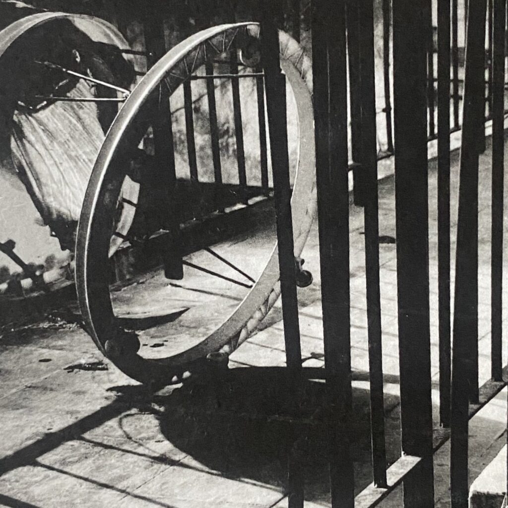 epson-p703-bw-fine-art-texture-detail ภาพระยะใกล้ของงานพิมพ์ภาพขาวดำจาก Epson SC-P703 แสดงรายละเอียดซี่ล้อจักรยานและพื้นผิวขั้นบันไดที่คมชัด ให้มิติแสงเงา (Chiaroscuro) ที่ลึกซึ้งบนกระดาษ Fine Art