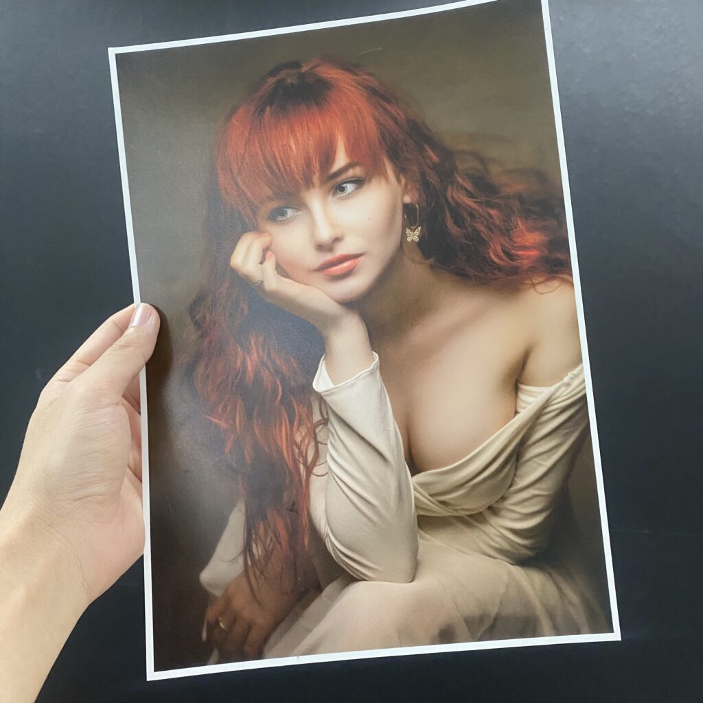 epson-p703-portrait-print-sample-vibrant-red-hair ตัวอย่างงานพิมพ์ภาพพอร์เทรตจาก Epson SC-P703 แสดงรายละเอียดสีผมสีแดงที่สดใสและการไล่เฉดสีผิวที่นุ่มนวลสมจริงด้วยระบบหมึก 10 สี