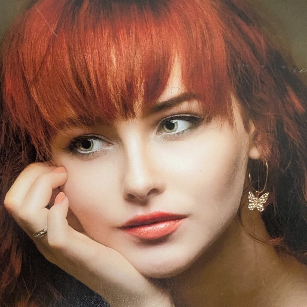 epson-p703-portrait-skin-texture-detail ภาพระยะใกล้ของงานพิมพ์ภาพถ่ายบุคคลจาก Epson SC-P703 แสดงรายละเอียดความคมชัดของรูขุมขนบนผิวหน้า ขนตา และประกายบนต่างหู เพื่อยืนยันประสิทธิภาพการพิมพ์ระดับ Hi-Res