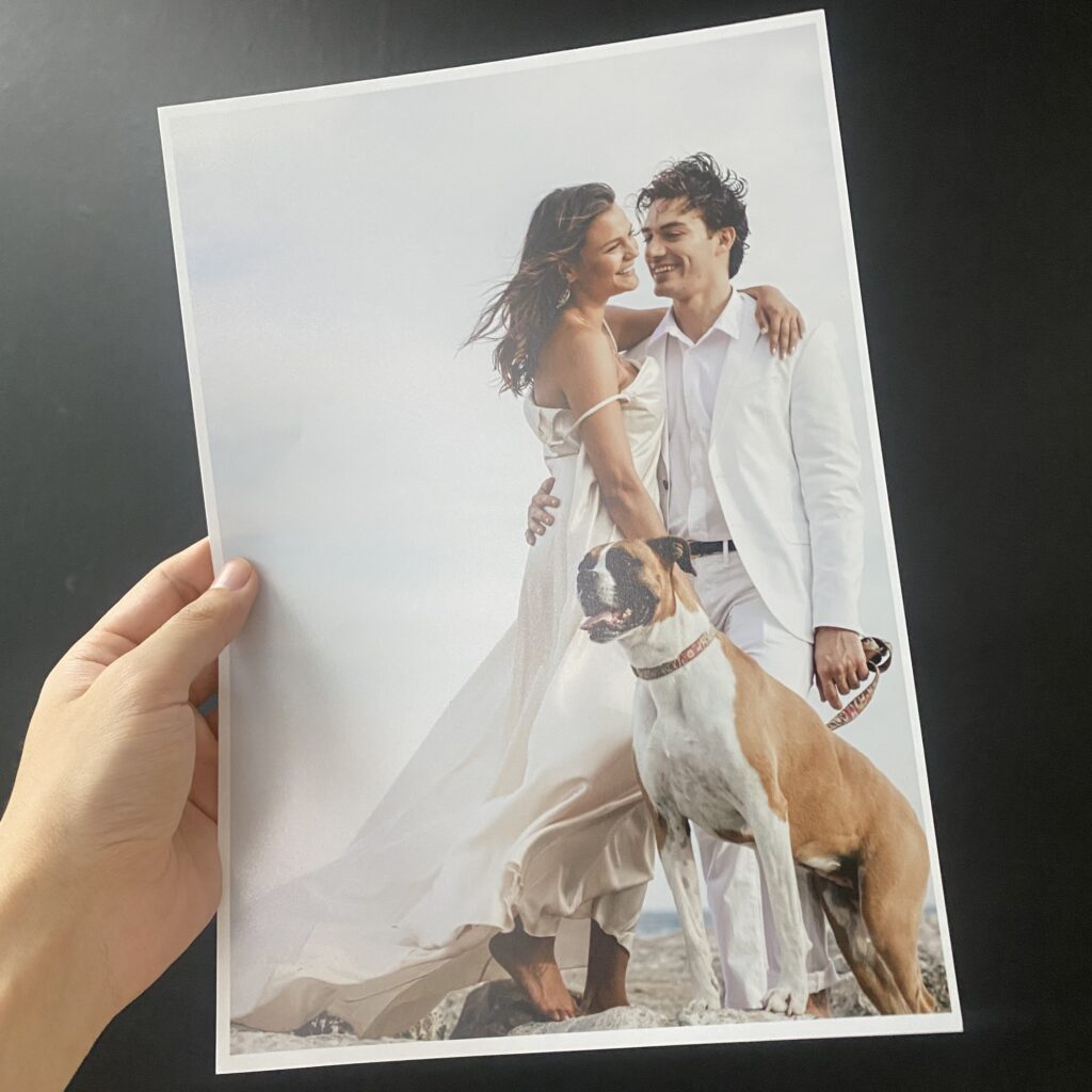 epson-p703-wedding-portrait-full-view-smiles-eyes งานพิมพ์ภาพถ่ายคู่รักแต่งงานแบบเต็มตัวจาก Epson SC-P703 สีสันสดใส คมชัดสม่ำเสมอทั้งแผ่น แสดงการถ่ายทอดอารมณ์ผ่านรอยยิ้มและสายตาที่สมจริงบนกระดาษ Fine Art