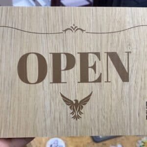 epson-surecolor-sc-v1030-uv-printer-wood-sign-uprintershop ภาพตัวอย่างงานพิมพ์ป้ายไม้ "OPEN" ด้วยเครื่องพิมพ์ UV Epson SC-V1030 แสดงงานพิมพ์นูนมีมิติสำหรับทำของที่ระลึก Premium โดย uprintershop