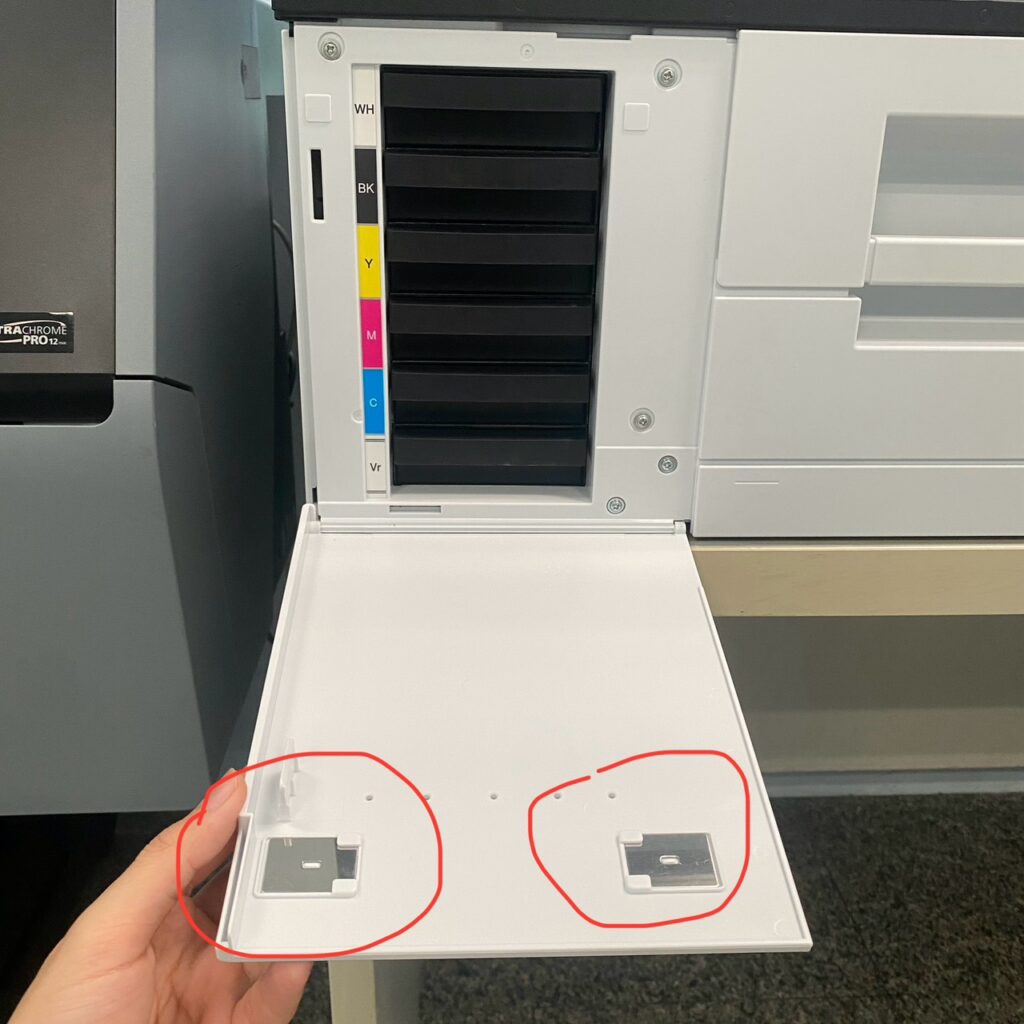 หมึกยูวี Epson V1030 (2) แม่เหล็กฝาปิด จุดใส่หมึกยูวี ของ Epson V1030 ช่วยให้ติดแน่น แข็งแรง แต่ก็เปิดเพื่อเติมหมึกได้ไม่ยาก สำหรับเครื่องพิมพ์ยูวี V1030
