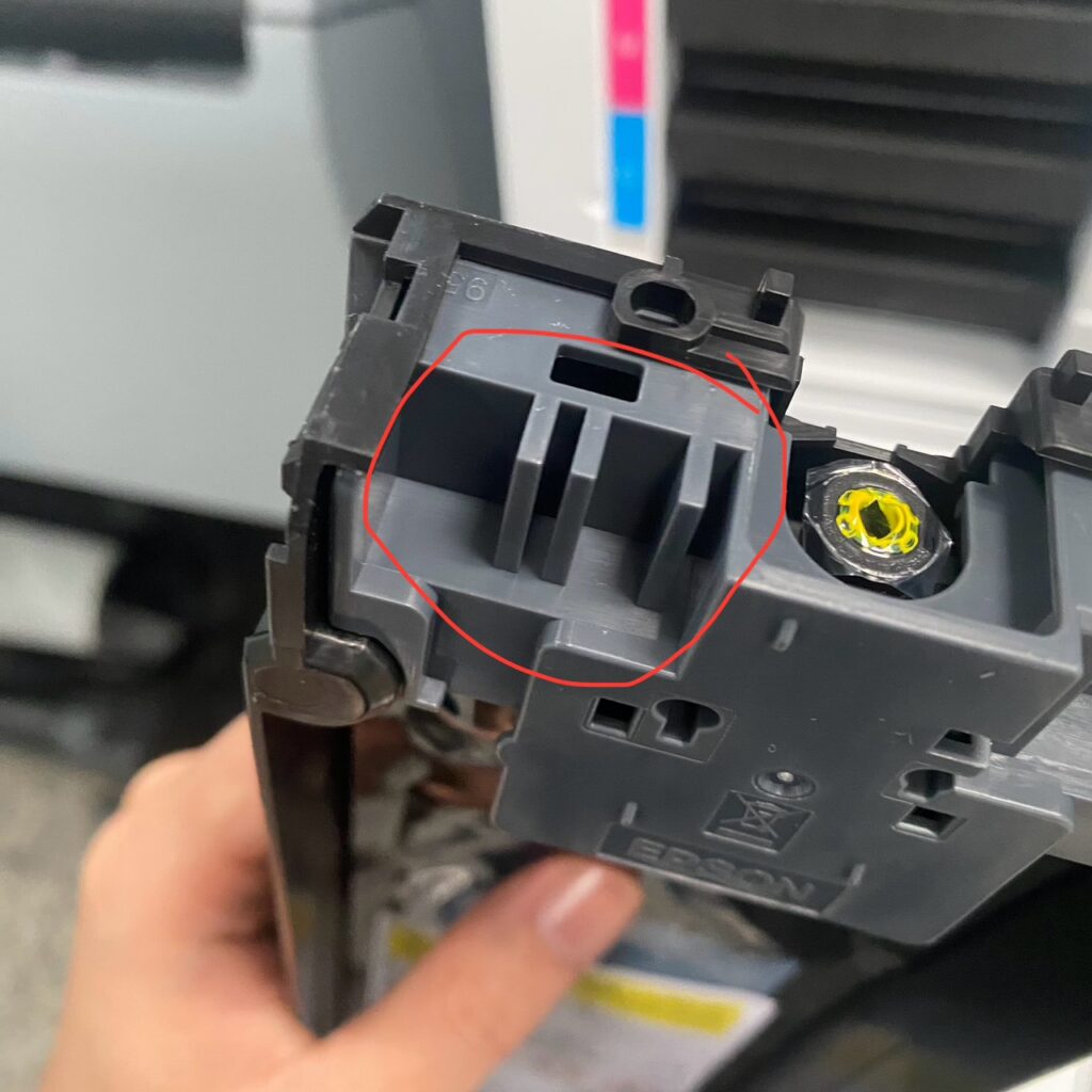 หมึกยูวี Epson V1030 (7) ร่องนี้ทำให้ ใส่ไม่ผิด เพราะมไ่สามารถใส่ หมึกสลับสีกันได้ ป้องกันความผิดพลาดจากมนุษย์ สำหรับเครื่องพิมพ์ยูวี V1030