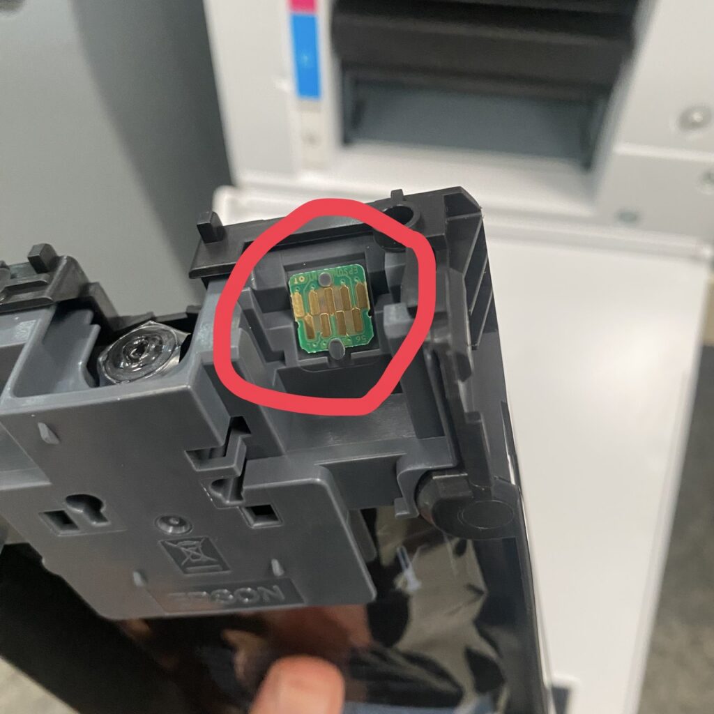 หมึกยูวี Epson V1030 (8) ชิพ (ship) ของหมึกยูวีสำหรับบันทึกอายุการใช้งานและความผิดปกติ เช่นหมึกเหลือเท่าไร เครื่องพิมพ์ยูวี V1030