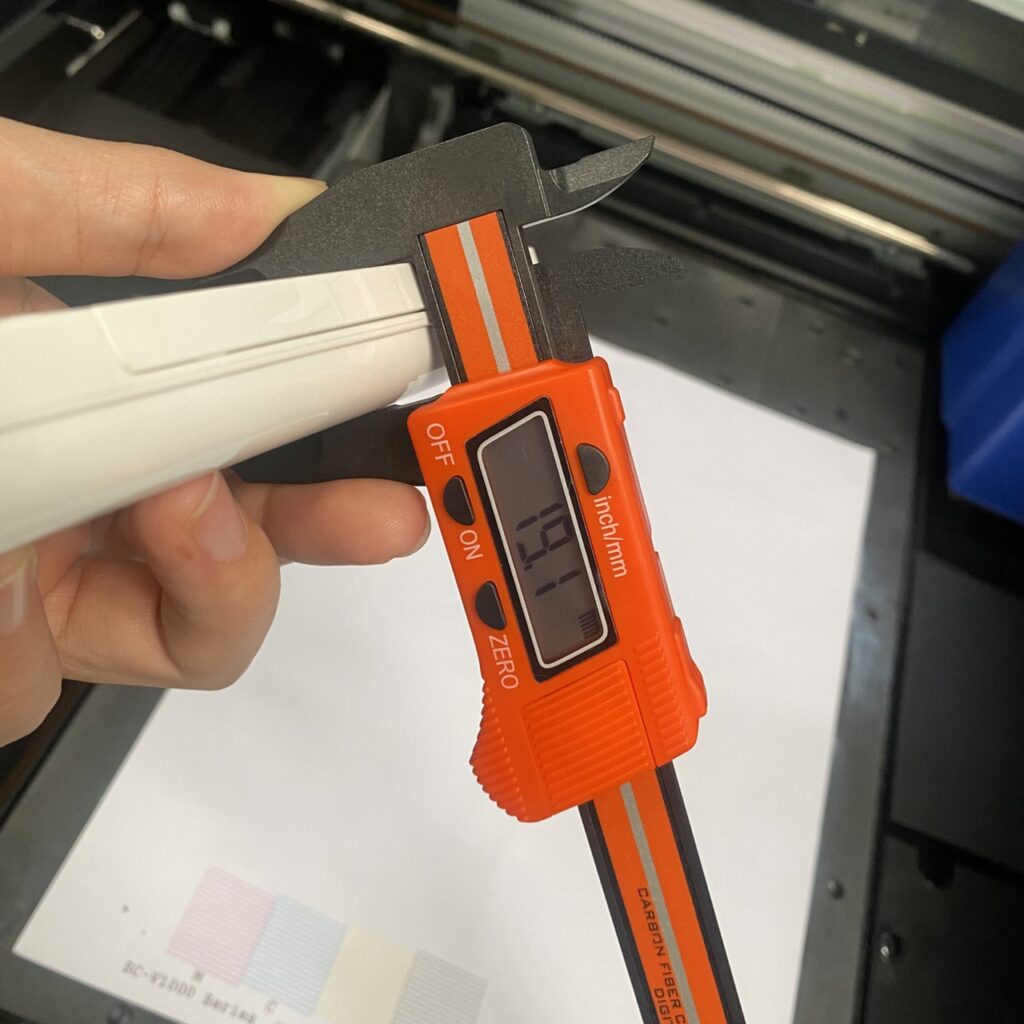 ใช้เวอร์เนีย วัดความสูง เครื่องพิมพ์ยูวี Epson V1030 แนะนำว่าควร ใช้เวอร์เนีย วัดความสูง ร่วมด้วย เครื่องพิมพ์ยูวี Epson V1030