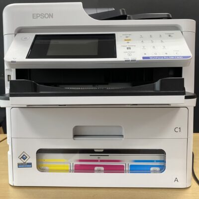 epson-workforce-em-c800-250-sheet-standard-tray-pro-office ภาพถาดกระดาษมาตรฐาน 250 แผ่นของ Epson WorkForce EM-C800 สำหรับรองรับงานพิมพ์ปริมาณมากในออฟฟิศระดับโปร โดย uprintershop