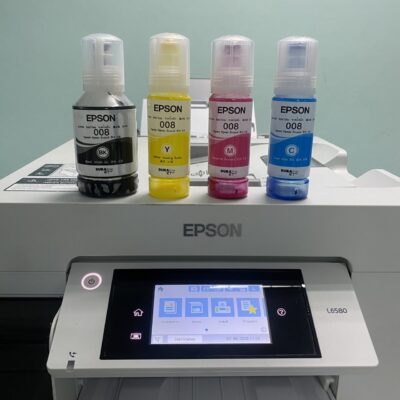 epson-ecotank-l6580-008-ink-bottles-home-office ภาพขวดหมึกแทงค์ Epson EcoTank L6580 วางบนเครื่อง สำหรับโฮมออฟฟิศที่เน้นพิมพ์ประหยัดต้นทุน โดย uprintershop